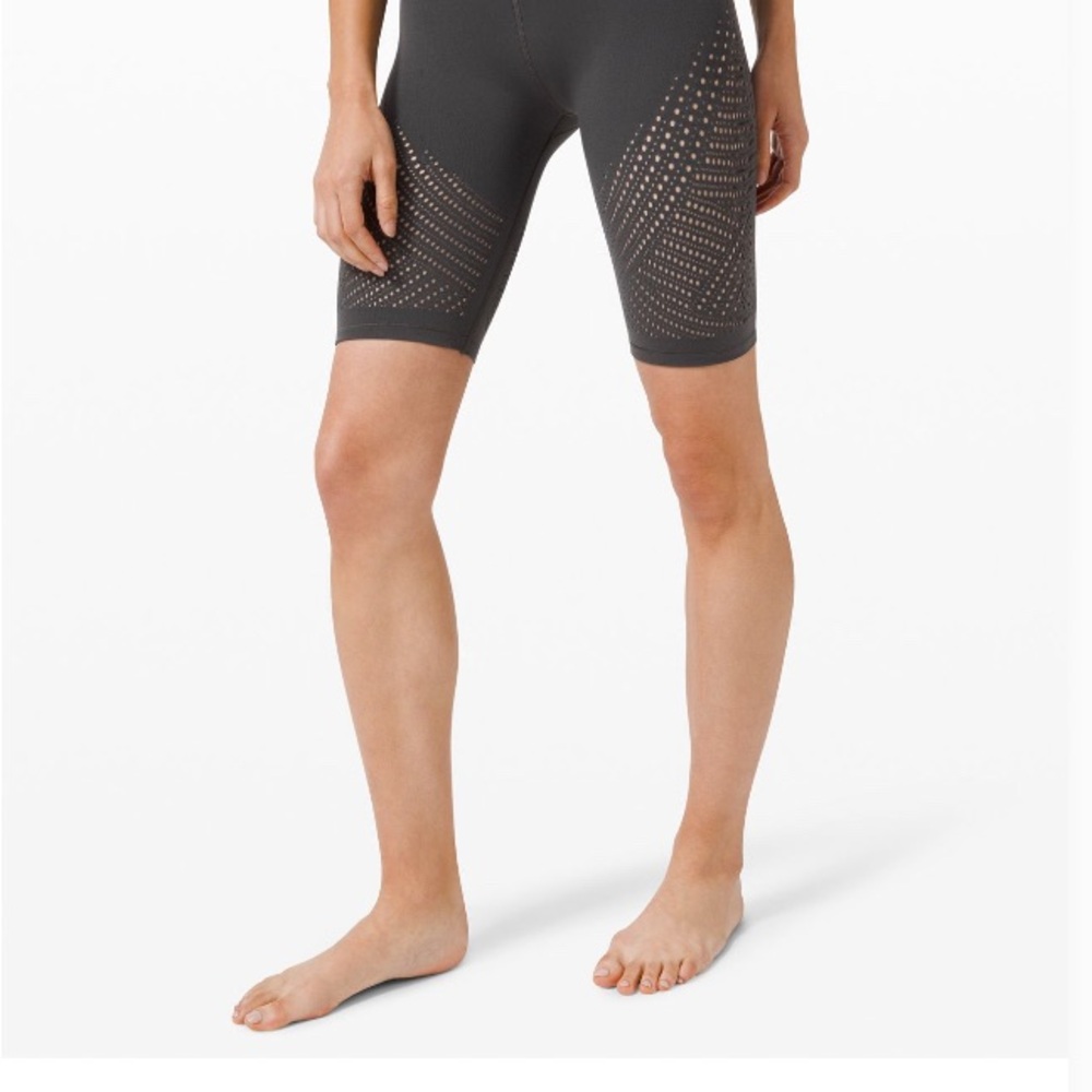 Lululemon Reveal Short Digital Rain bike shorts